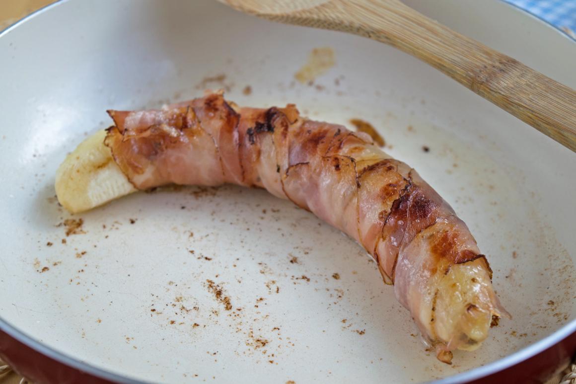 Mit Speck umhüllte Grill-Bananen