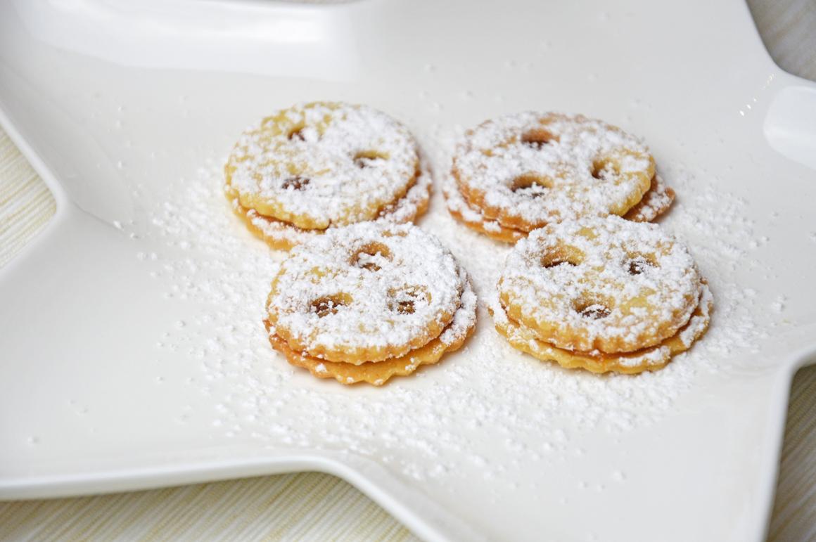 Spitzbuben mit Erdbeerkonfitüre