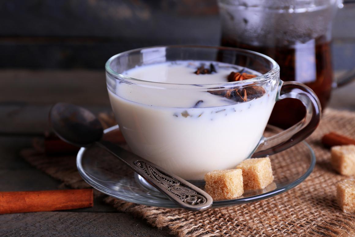 Schwarztee mit Milch