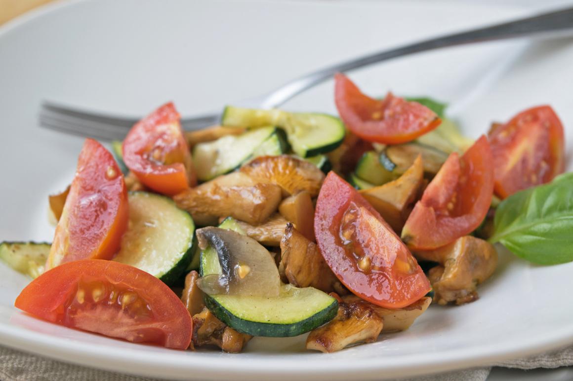 Gebratener Zucchettisalat mit Pilzen