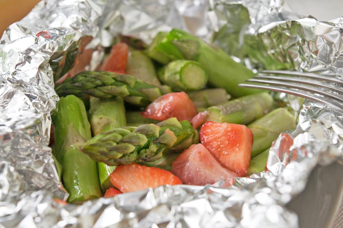 Gegrillte Spargeln mit Erdbeeren