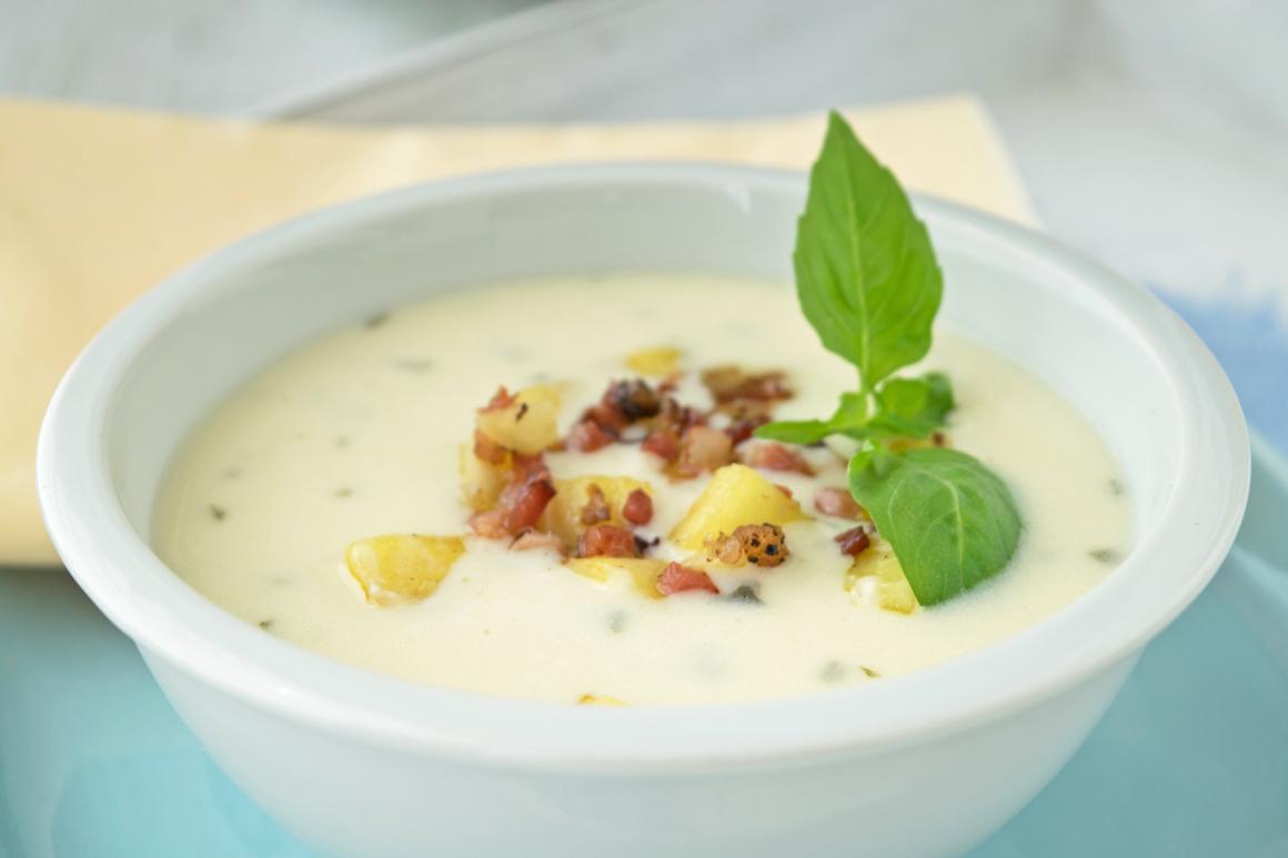 Bohnensuppe mit Birnen-Speck-Häubchen