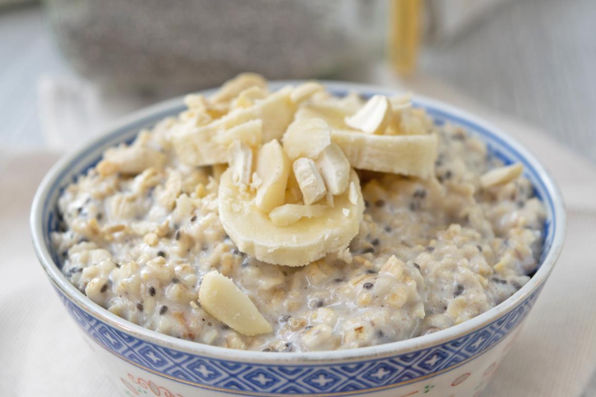 Porridge mit Mandeln und Chia Samen