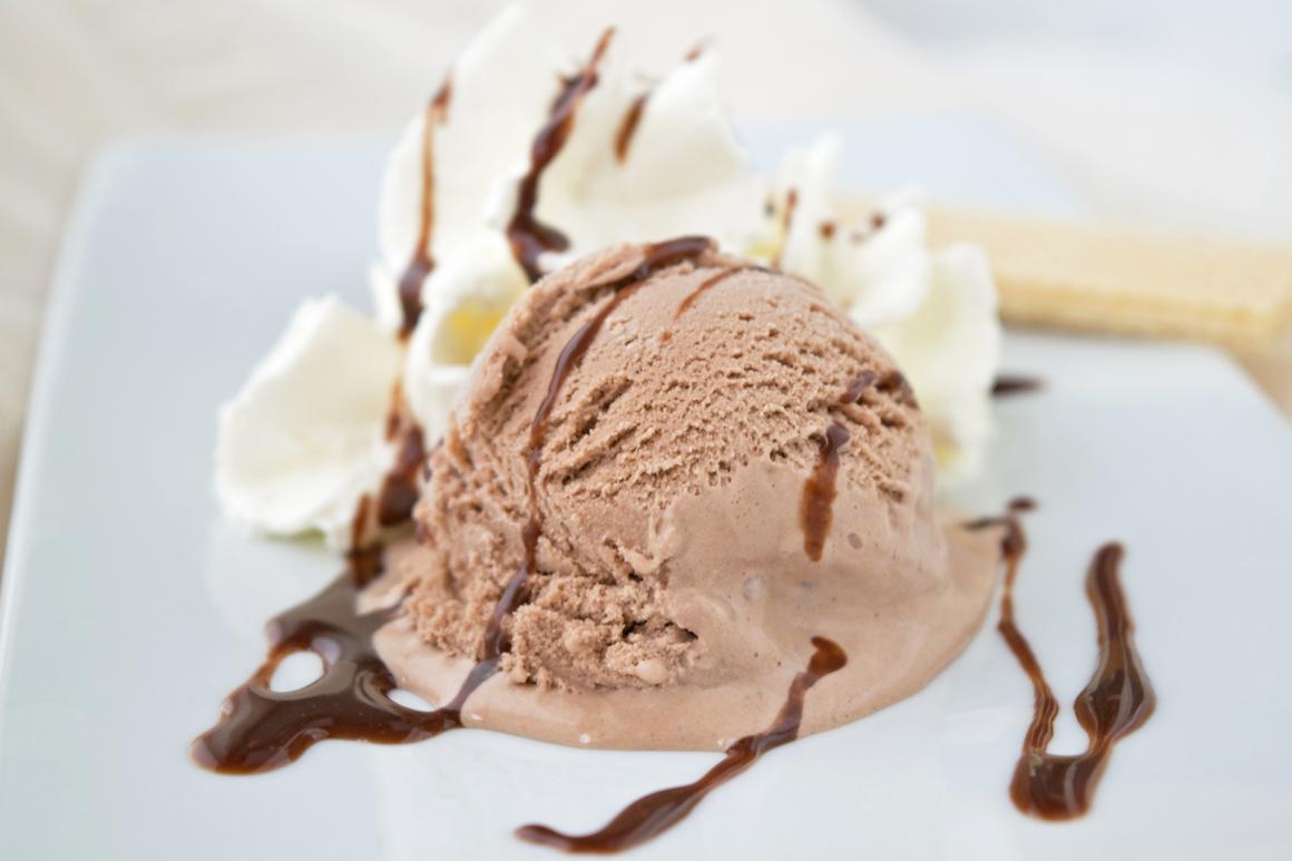 Mokka-Eis mit Schokoladensauce - Rezept