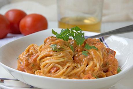 Pasta mit Rahmsauce und Speck
