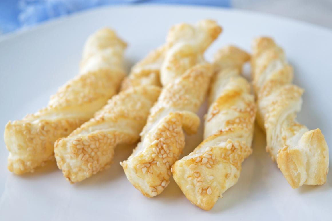 Blätterteigstangen mit Sesam