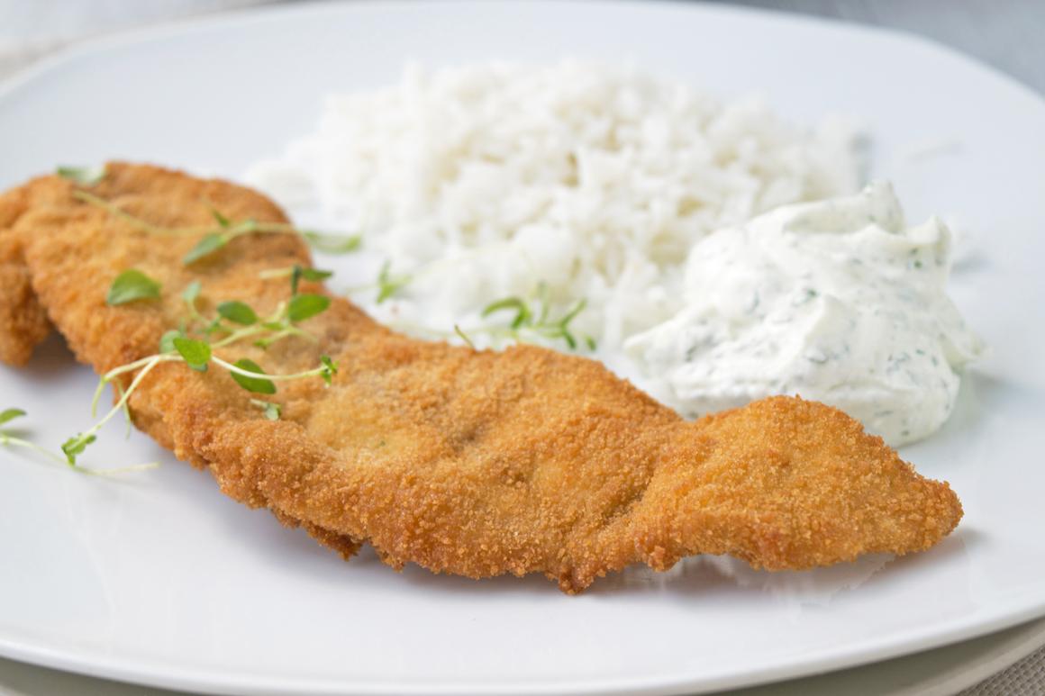 Panierte Lammschnitzel an Minzjoghurt