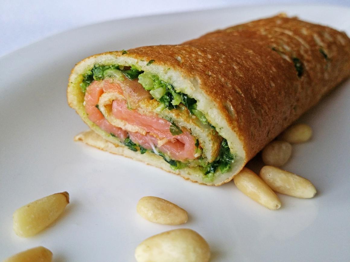 Pfannkuchen gefüllt mit Bärlauchpesto und Räucherlachs