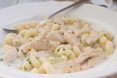 Nudelpfanne mit Putenfilet und Mais