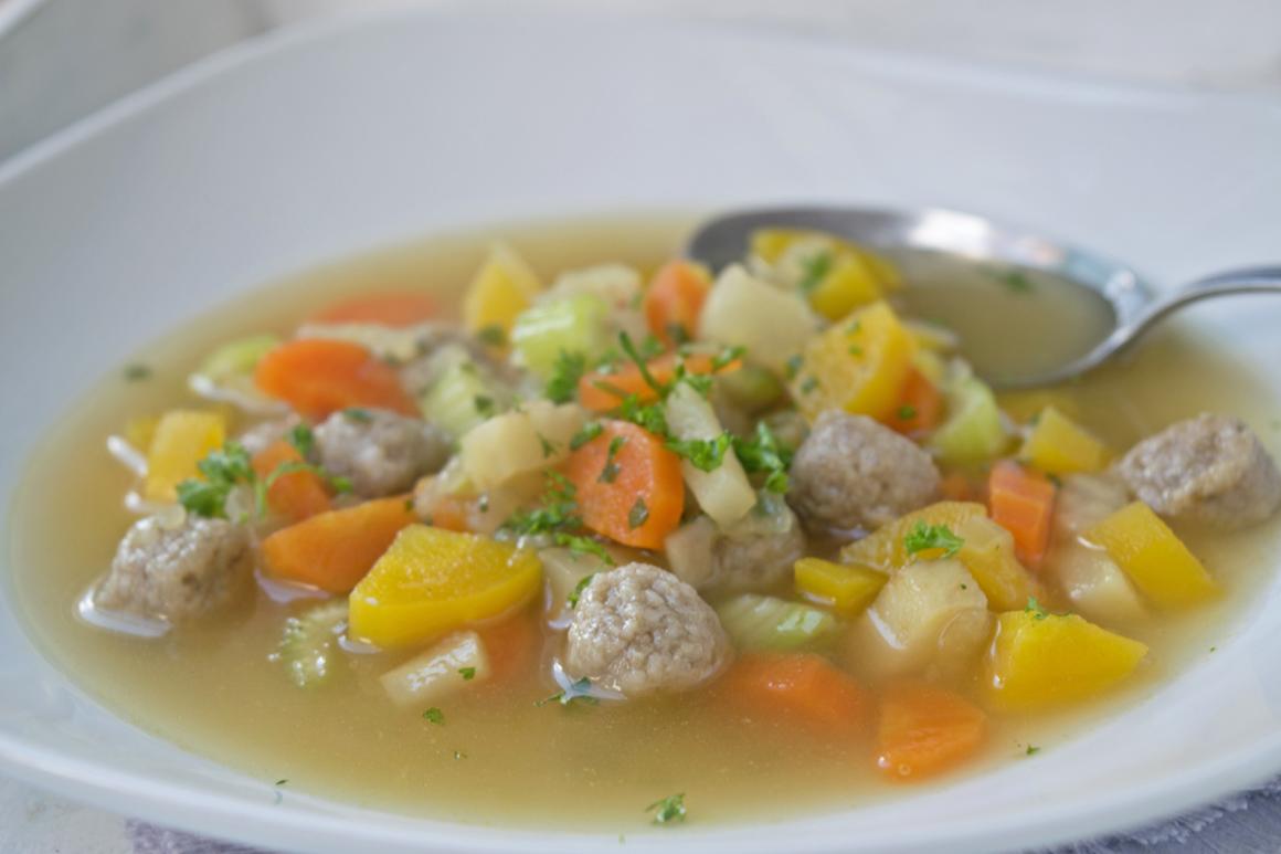 Wurzelgemüse Suppe mit Fleischbällchen