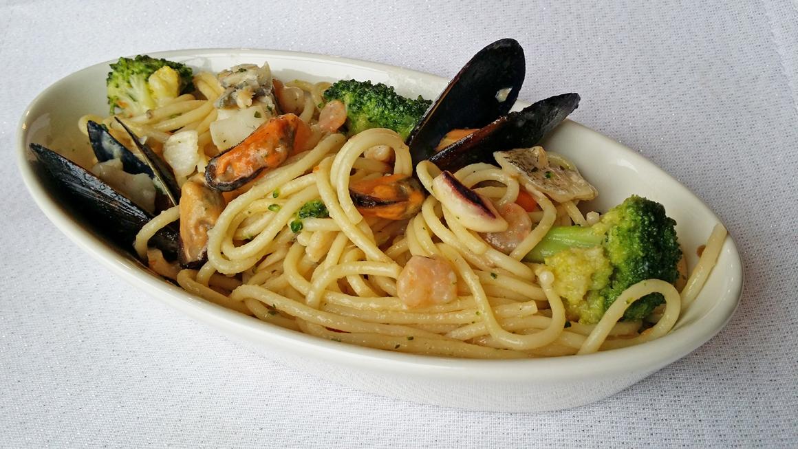 Spaghetti mit Meeresfrüchten und Broccoli