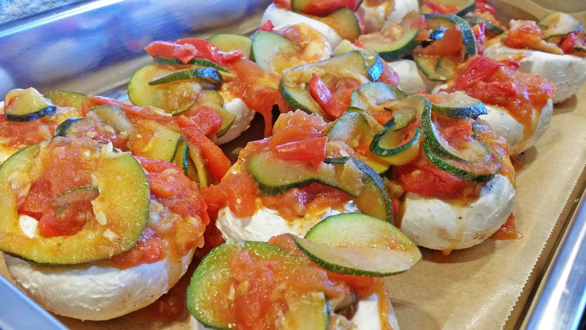 Gefüllte Champignons mit Tomaten-Zucchetti-Füllung