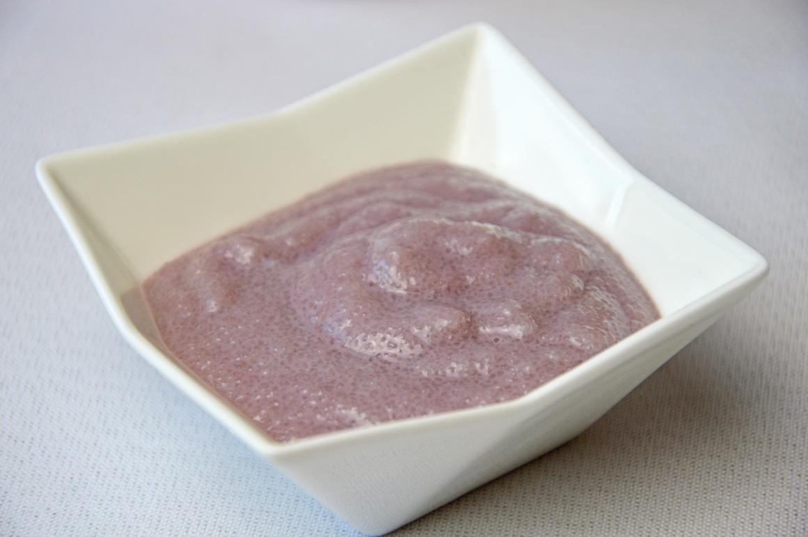 Violetter Waldbeeren-Griessbrei