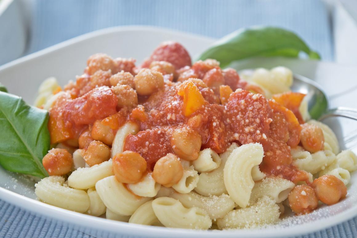 Hörnli mit feiner Bohnen- und Kichererbsensauce