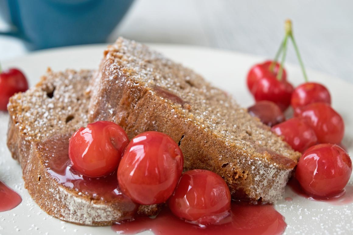 Schoggikuchen mit Sauerkirschen-Kompott