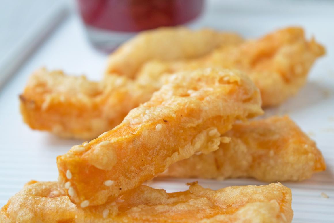 Frittierte Süsskartoffeln im Sesammantel