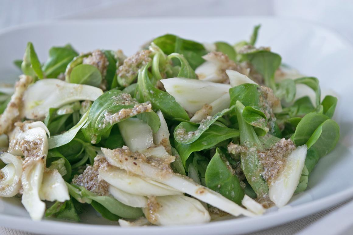 Nüsslisalat mit Fenchelstreifen