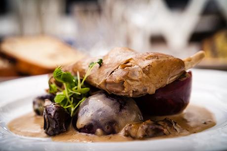 Kaninchen in Weinsauce