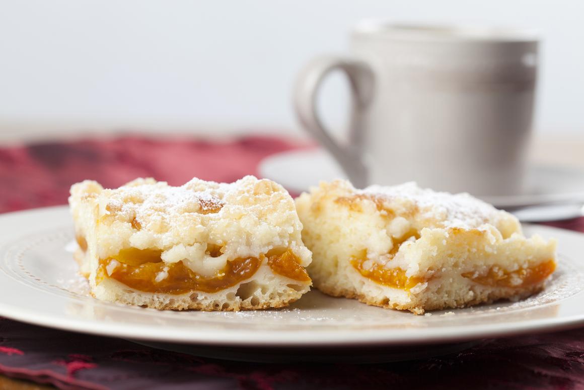 Aprikosen-Brösel-Blechkuchen