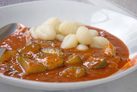 Gurkengulasch mit Gnocchi