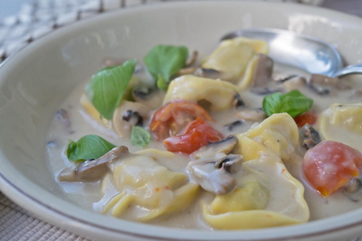 Tortellini Suppe mit Kokosmilch