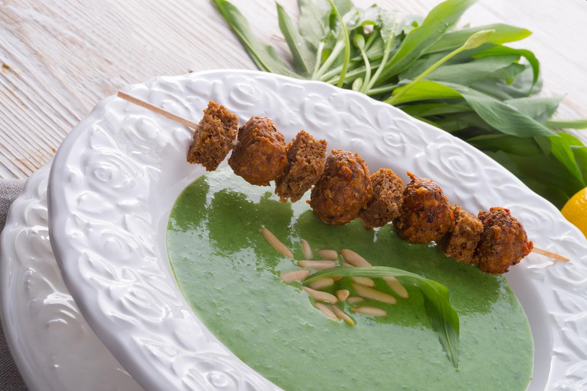 Bärlauchsuppe mit gerösteten Pinienkernen - Rezept