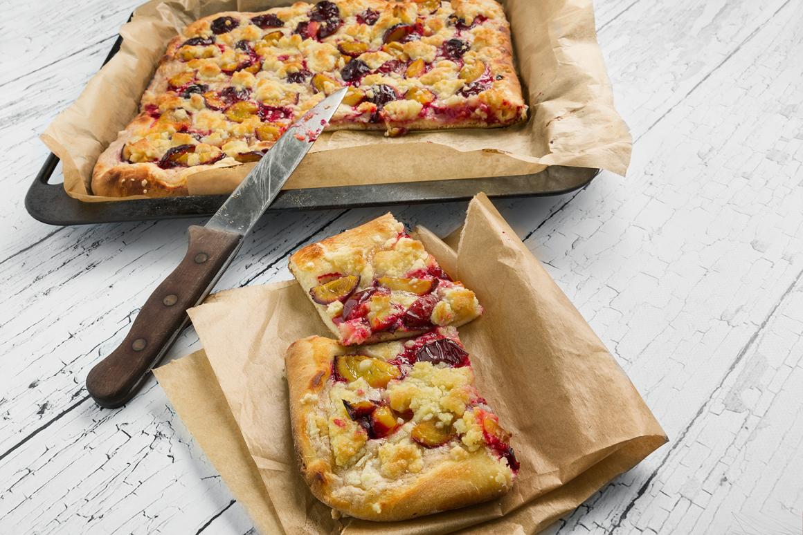 Gebackener Pflaumenkuchen mit Sahneguss - Rezept