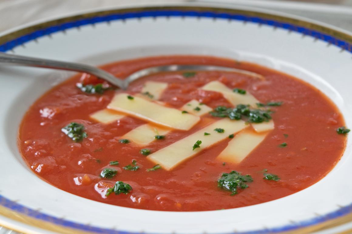 Tomatenbouillon mit Sauerampfer