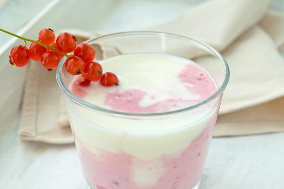 Johannisbeer-Kefir-Superfood-Drink