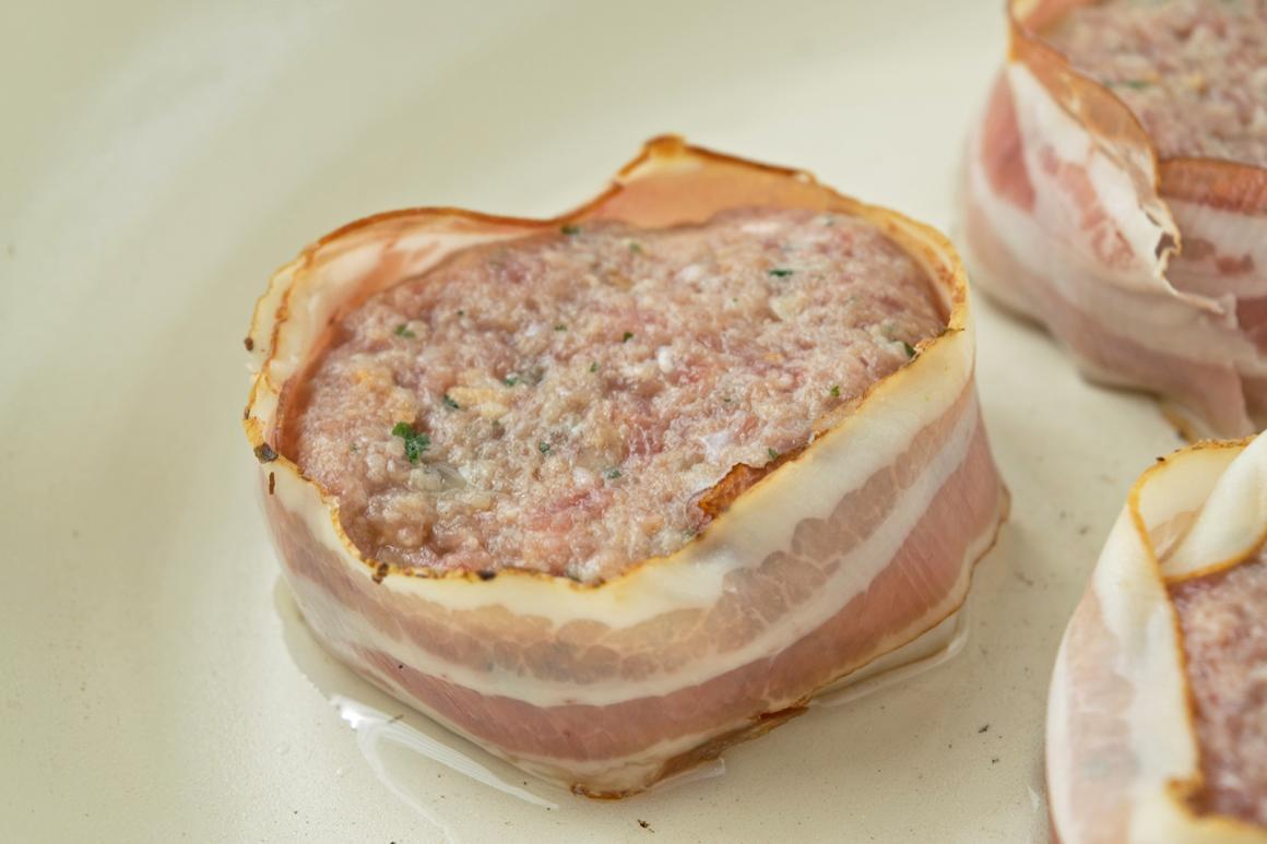 Hacksteaks mit Käse und Speck