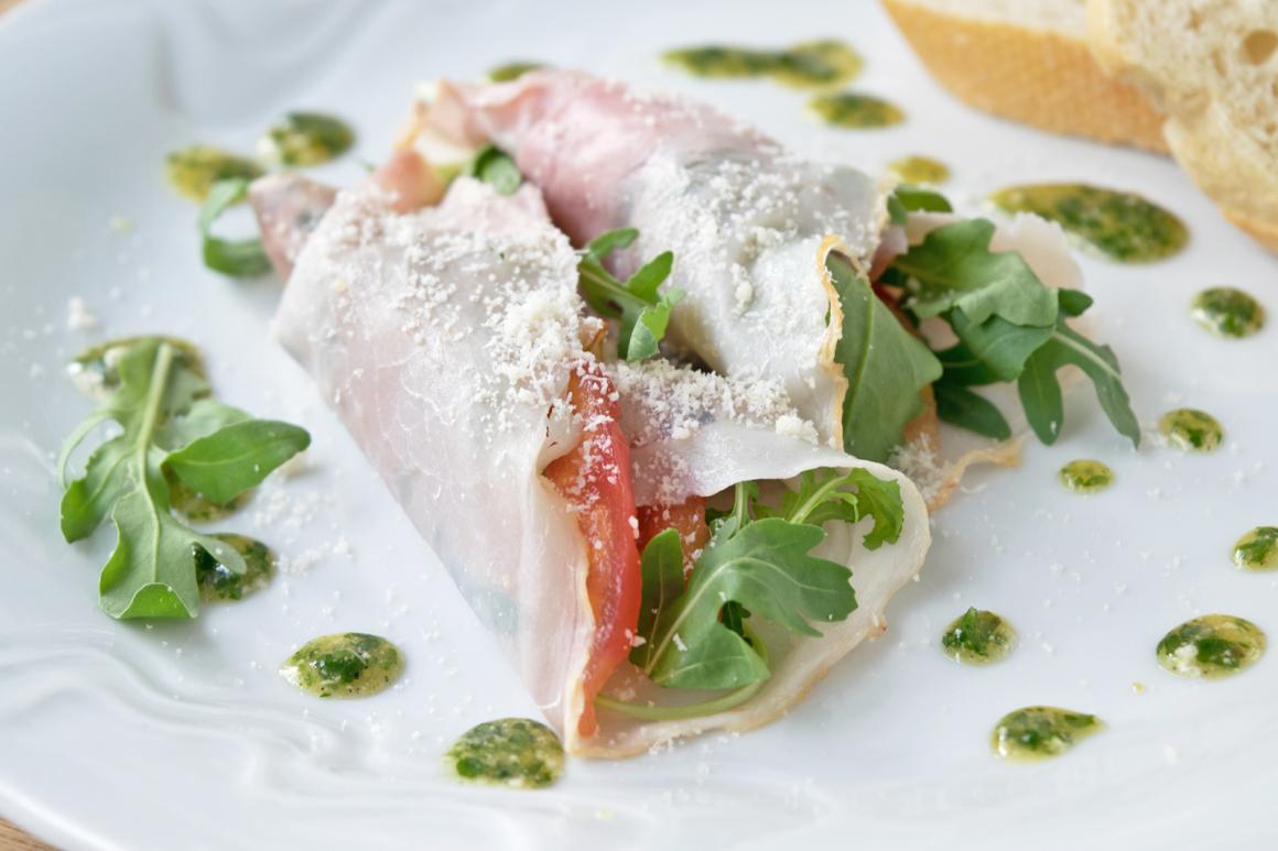 Rucola-Schinkenröllchen mit Pesto