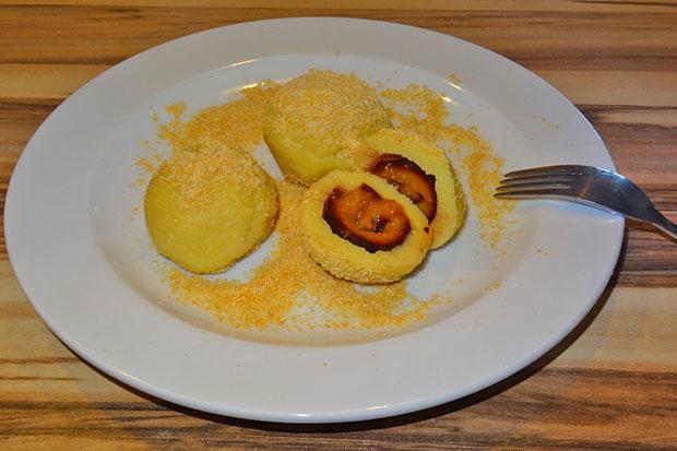 Zwetschgenknödel aus Kartoffelteig