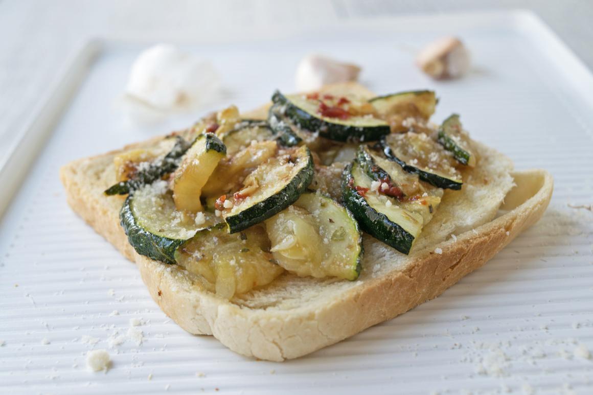 Knoblauchtoastbrot mit Zucchetti