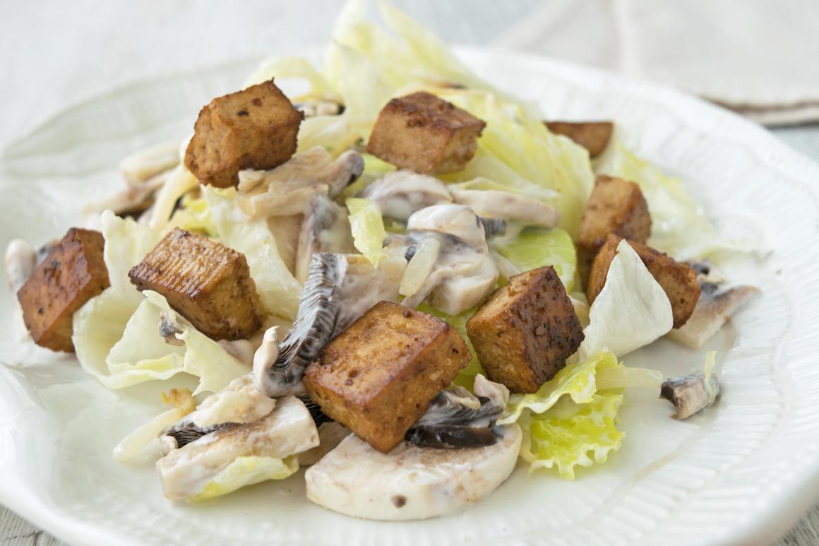 Eisbergsalat mit Tofu