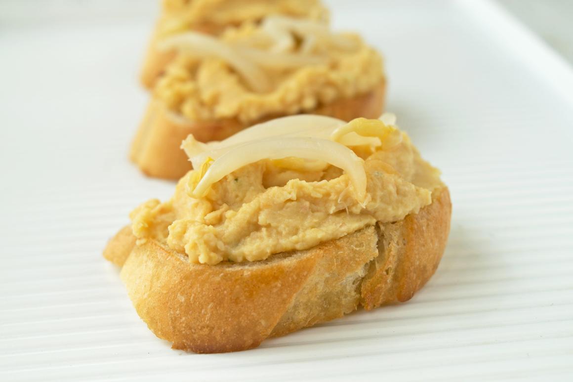 Crostini mit Bohnenpüree und Sprossen
