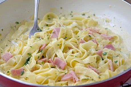 Bandnudeln mit Schinken-Kräutersauce