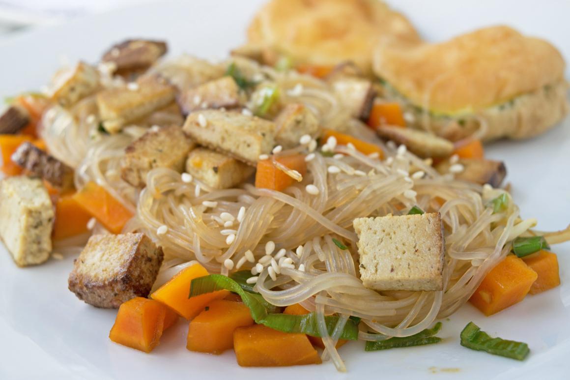 Gebratenes Gemüse mit Tofu und Glasnudeln im Wok