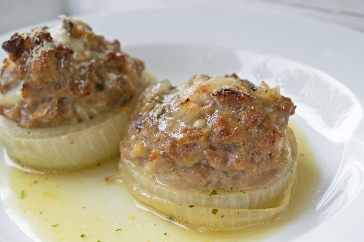 Mit Fleisch gefüllte Gemüsezwiebeln