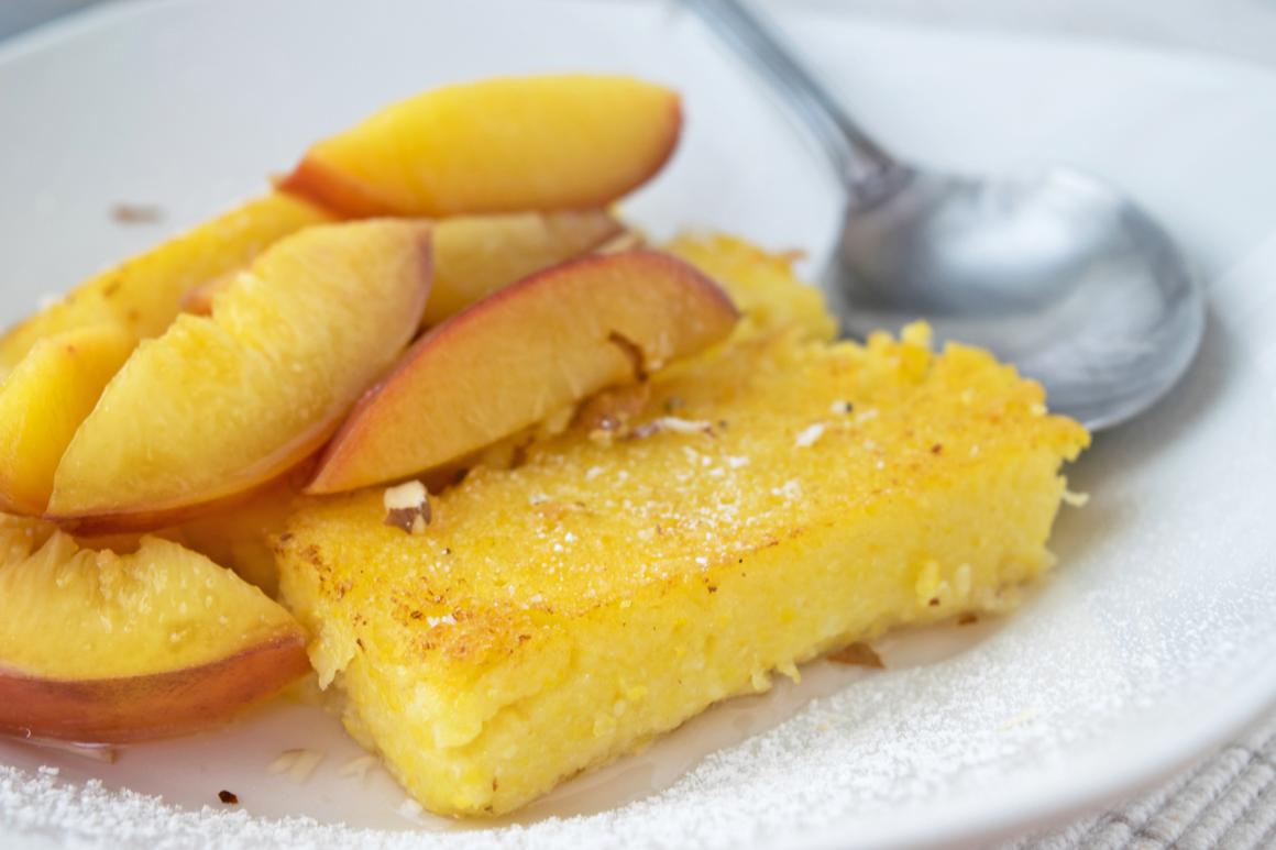 Maisschnitten mit Früchtekompott