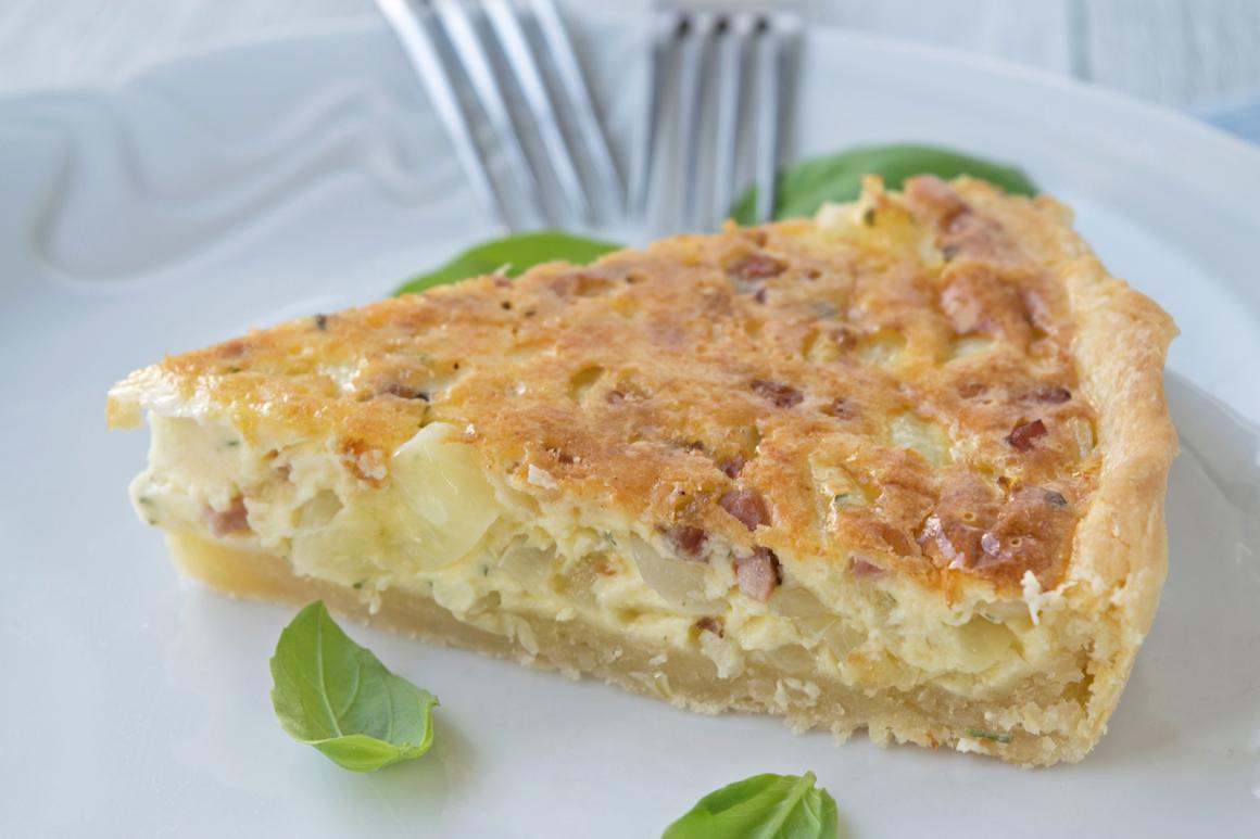 Saftige Käse-Kräuter-Quiche mit Saucisson