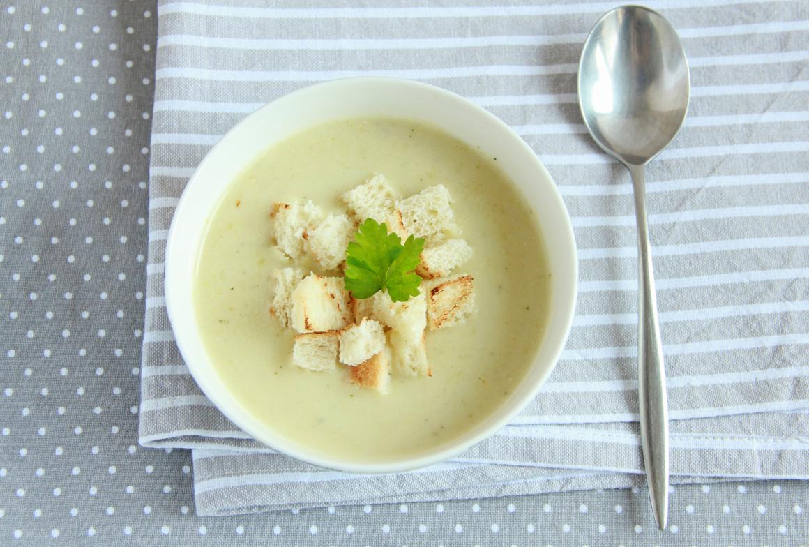 Zucchetticremesuppe mit Brotwürfeln