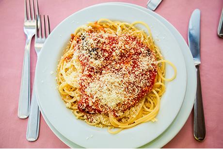 Spaghetti Napoli mit frischen Tomaten
