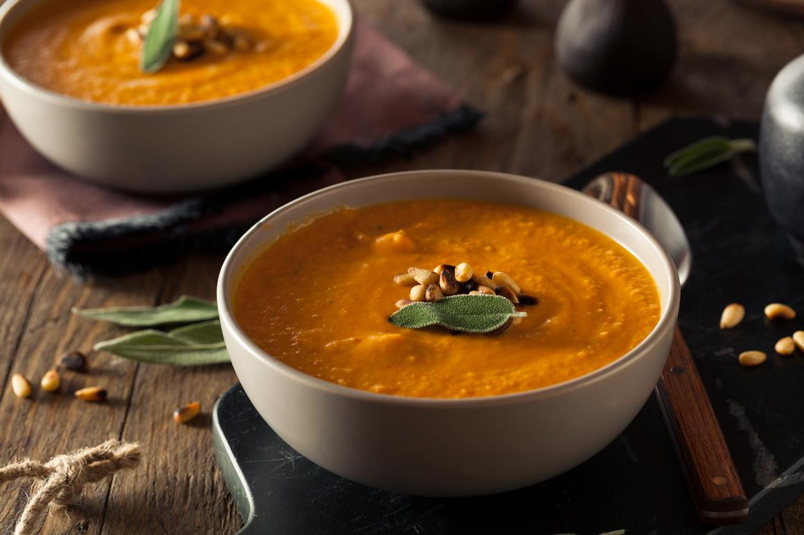 Vegane Rüeblisuppe mit Ingwer und Gurke