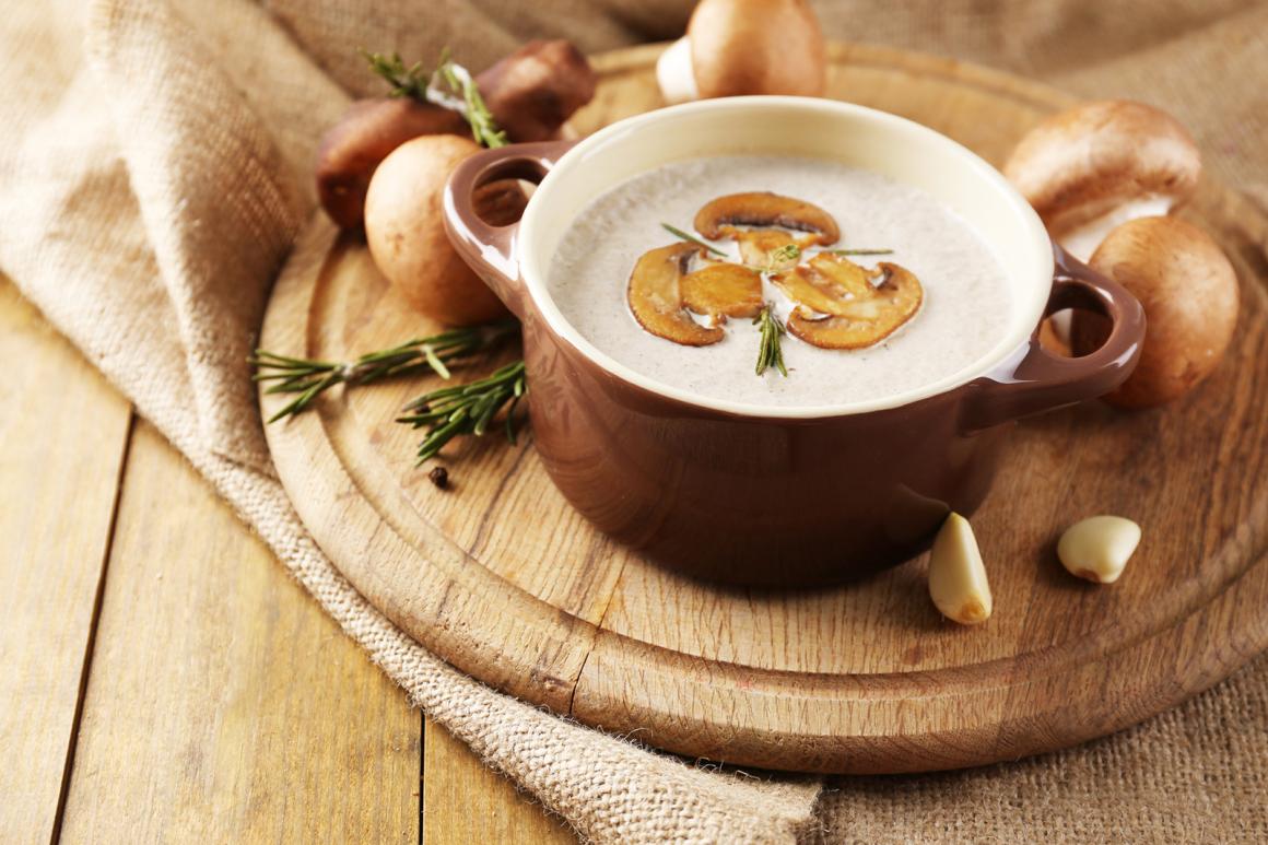Cremige Champignonsuppe mit frischem Estragon