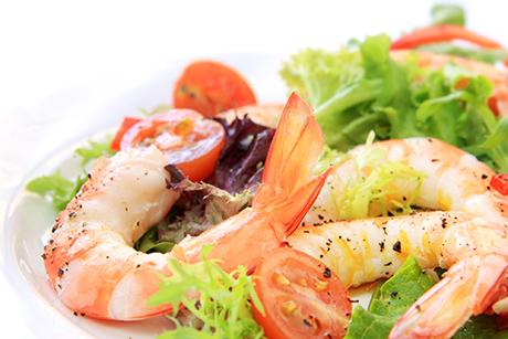 Garnelen auf Salat