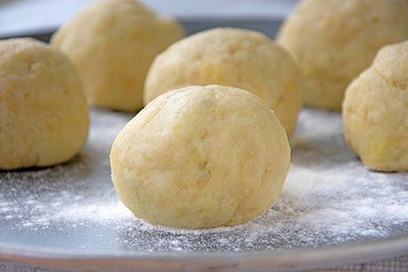Griessknödel mit Knoblauch