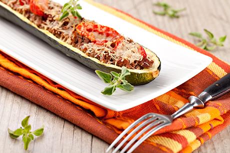 Gefüllte Zucchetti mit Hackfleisch und Tomatensauce