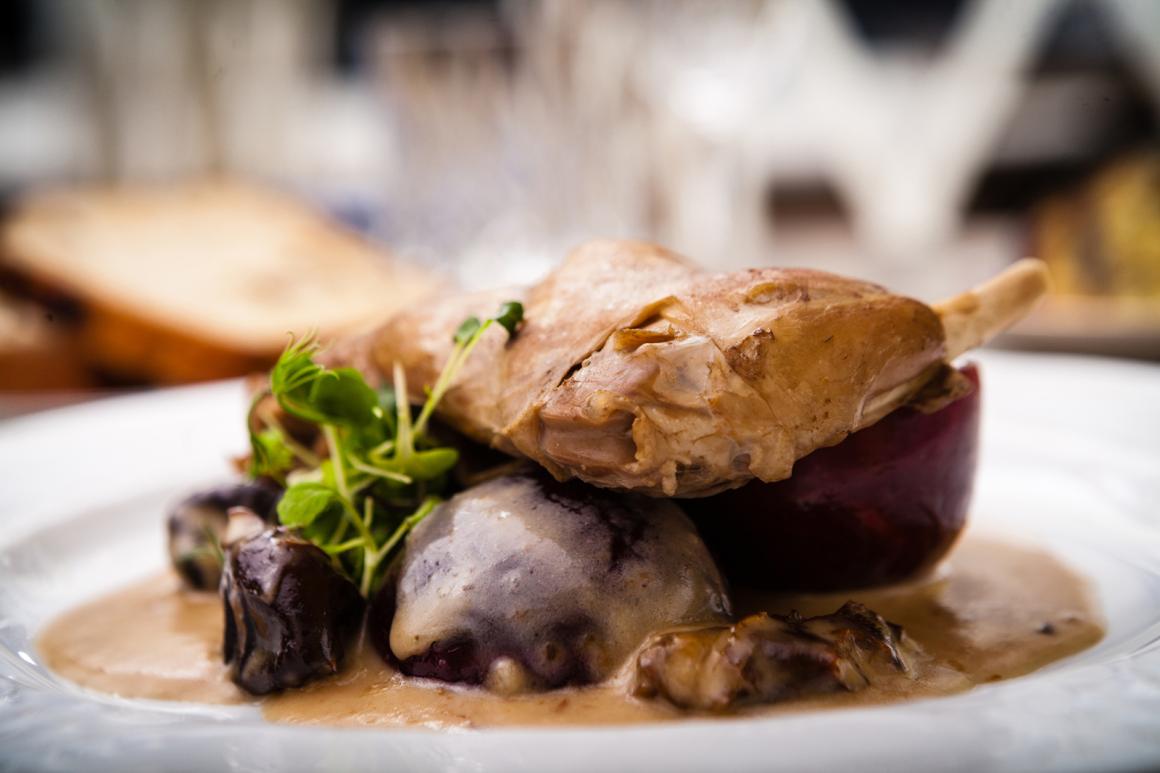 Kaninchen in Weinsauce