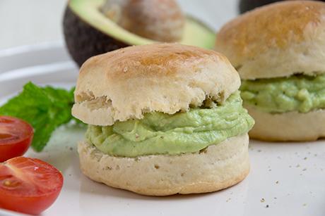 Scones mit Avocado gefüllt