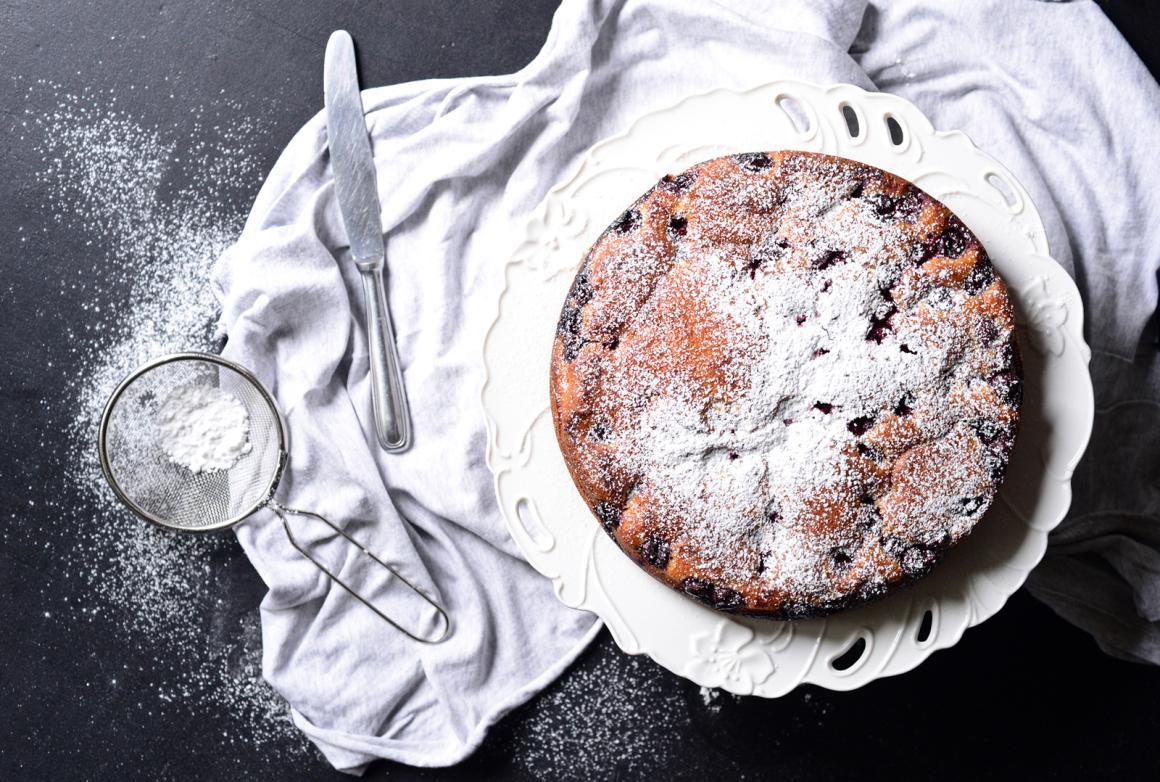 Schokoladenkuchen mit Kirschen